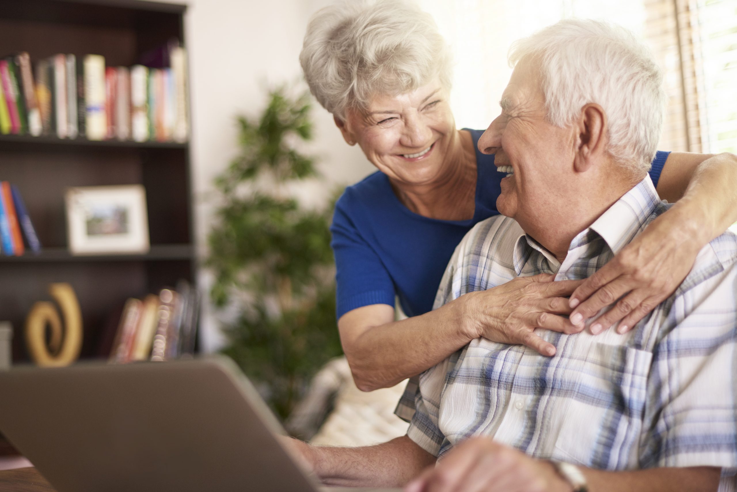 pareja-ancianos-laptop