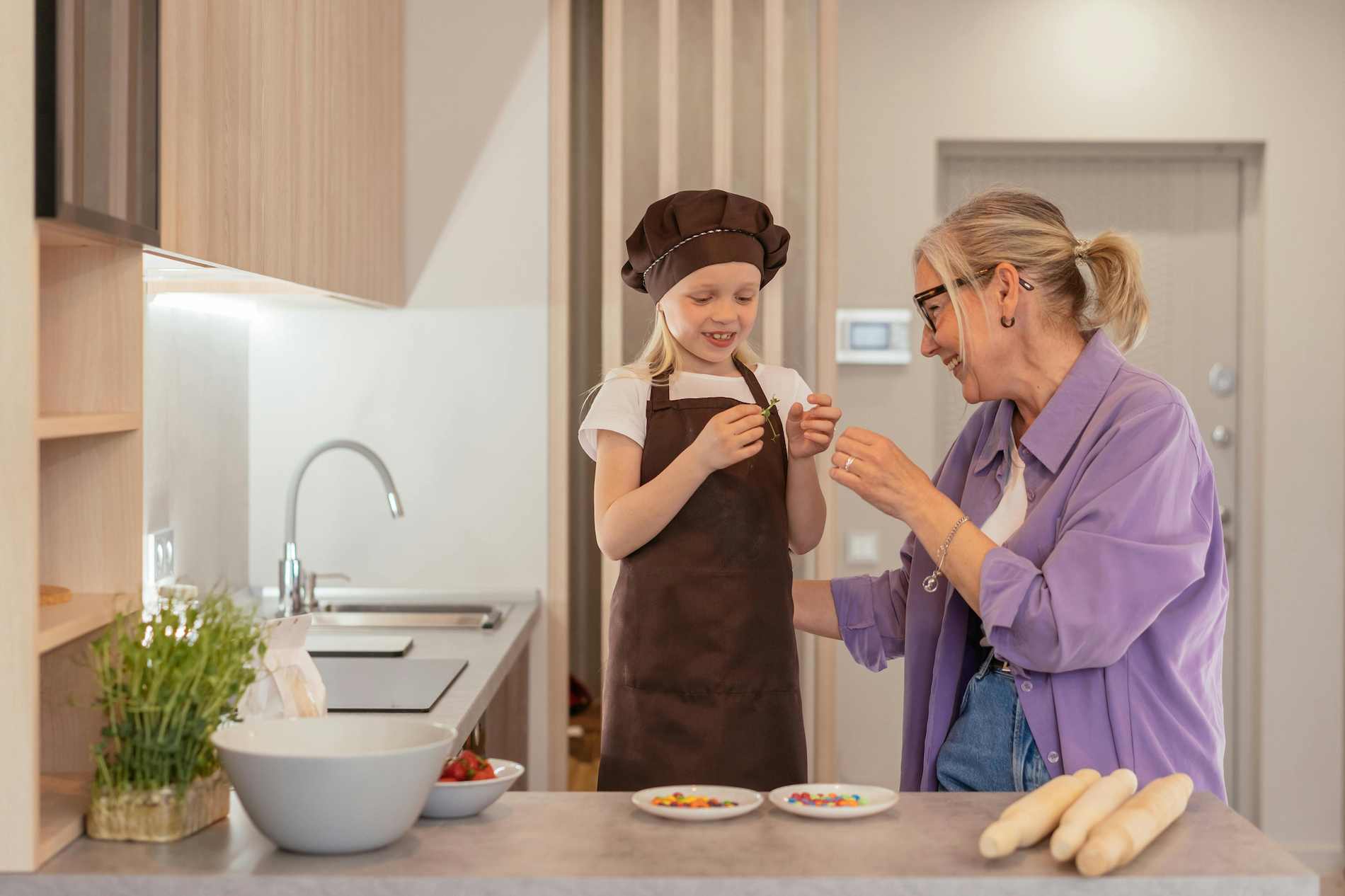 Señora cocinando con su nieta