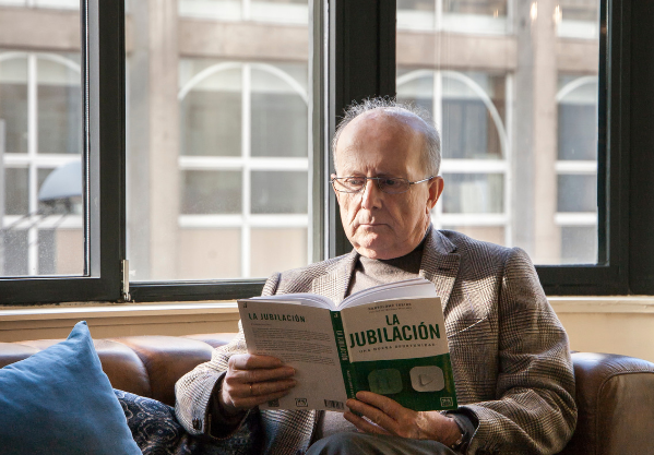 Bartolomé Freire leyendo el libro La Jubilación una nueva oportunidad